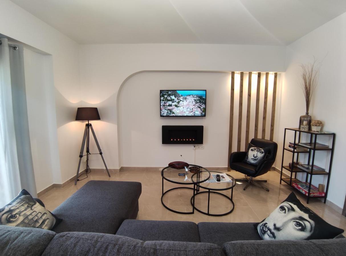 Grey Swan - Modern & Stylish Apartment With Private Parking โวโลส ภายนอก รูปภาพ